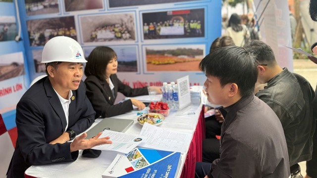 ‘Khát’ nhân lực trẻ, doanh nghiệp sẵn sàng ký hợp đồng khi sinh viên chưa tốt nghiệp